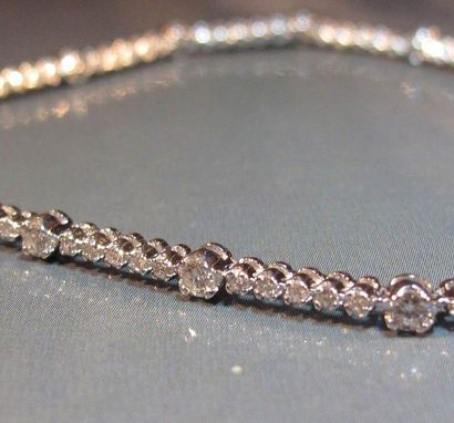 Bracelet rivière en or gris 18 K, serti de...