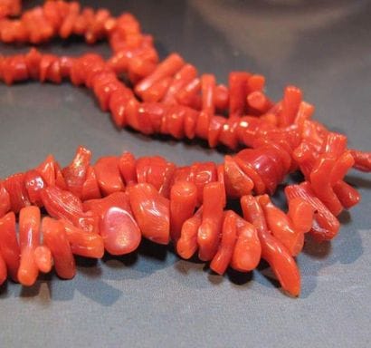 Lot de deux petits colliers en corail rouge,...
