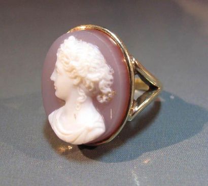 Bague en or 14 K centrée d'un camée sur agate...