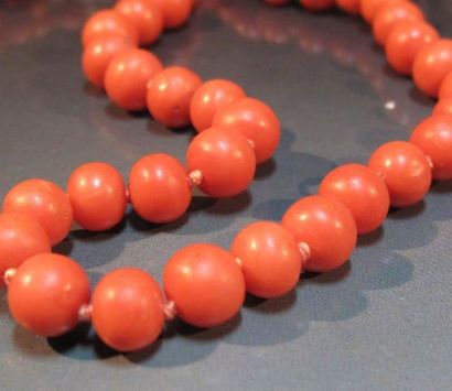 Collier formé de boules de corail rouge diamètre...