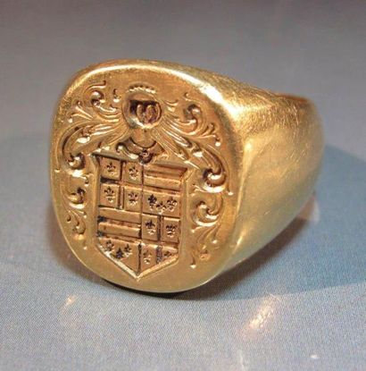 Bague chevalière en or jaune gravée d'armoiries....