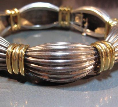 O. J. PERRIN
Bracelet en or 18 K et argent...