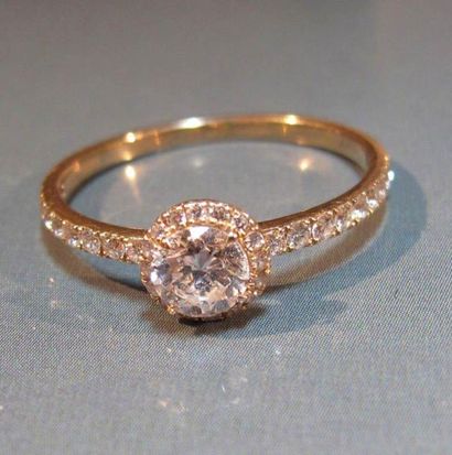 MESSIKA
Bague en or rose 18 K centrée d'un...