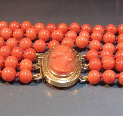 Collier formé de trois rangs de boules de...