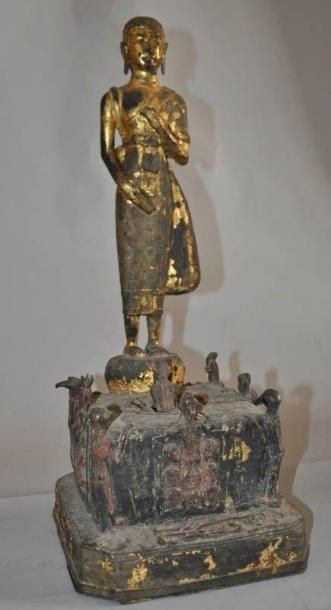 Bouddha en bronze doré, debout sur un autel...