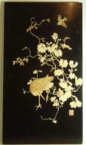 Panneau rectangulaire en laque noire et incrustations...