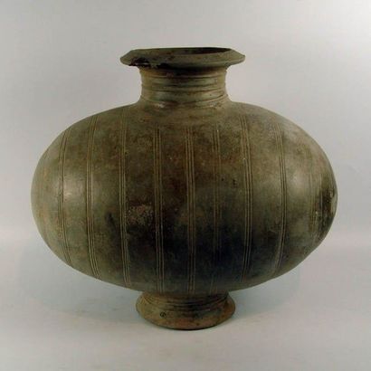 Vase «Cocon» à décor de cercles incisés....