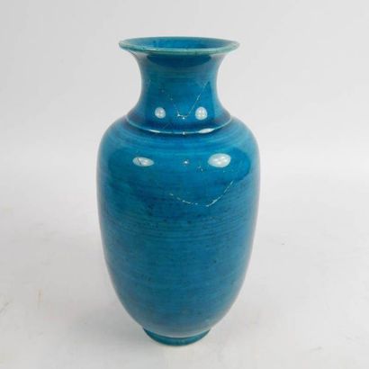 Vase ovoïde en porcelaine émaillé bleu turquoise....