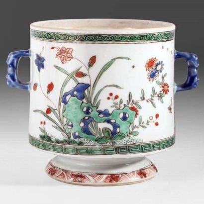 Cache pot en porcelaine à décor 