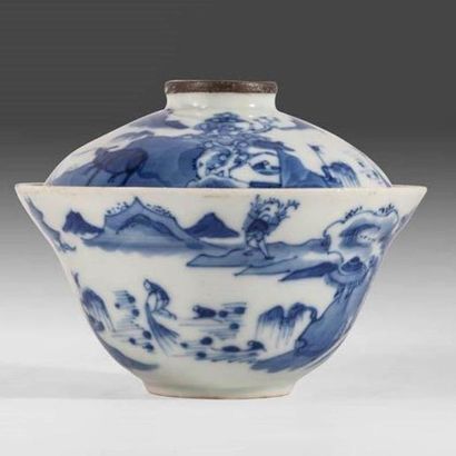 Bol couvert en porcelaine à décor 