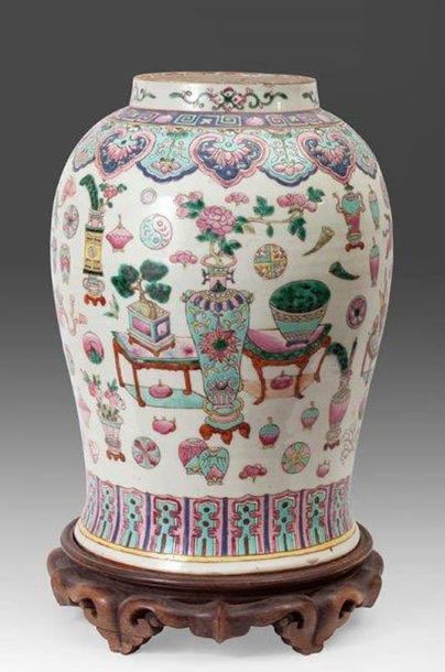 Vase en porcelaine à décor polychrome de...
