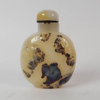 Flacon tabatière en agate à décor d'un personnage....