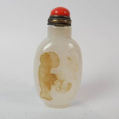 Flacon tabatière en agate à décor d'un sage...