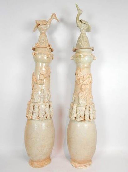 Paire de vases «Humping». Chaque vase possède...
