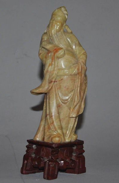 Statuette en stéatite représentant un immortel....