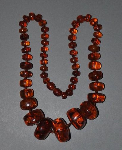 Un collier en boules d'ambre