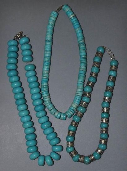Un lot de trois colliers en turquoise