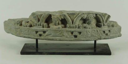 Elément de base de stupa figurant des femmes...