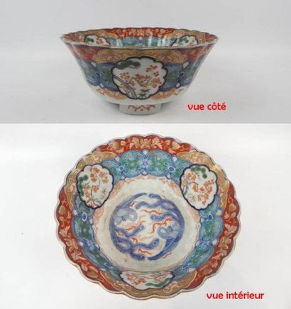 Coupe polylobée reposant sur trois petits...