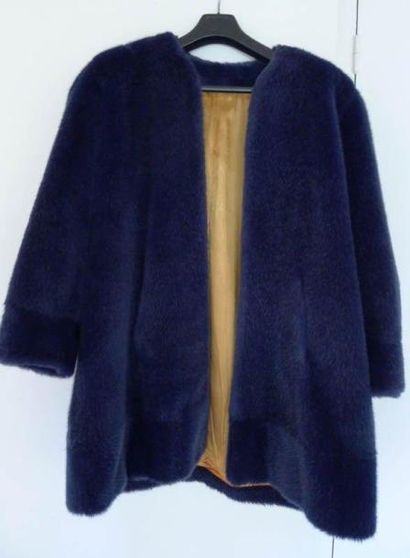 Une veste 3/4 en fausse fourrure bleu marine....