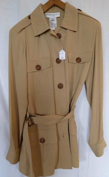 Yves Saint LAURENT
Un tailleur saharienne...
