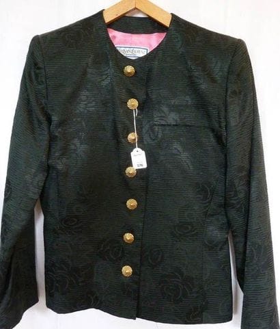 Yves Saint LAURENT
Une veste noire, impression...