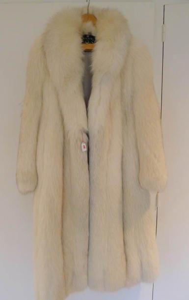 LANVIN
Un manteau en fourrure long, renard...