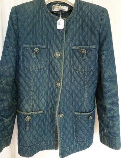 Yves Saint LAURENT
Une veste manches longues...