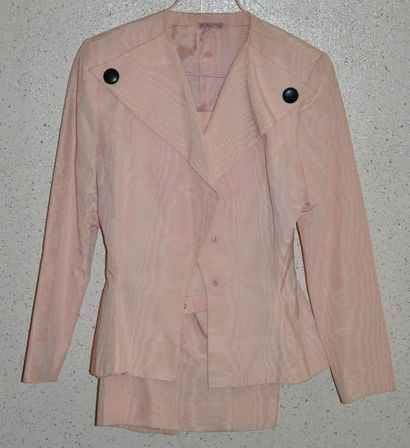 Les NUITS d'ELODIE
Un tailleur jupe rose,...