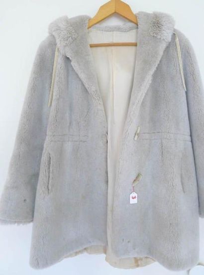 Une veste en fausse fourrure beige. T.42