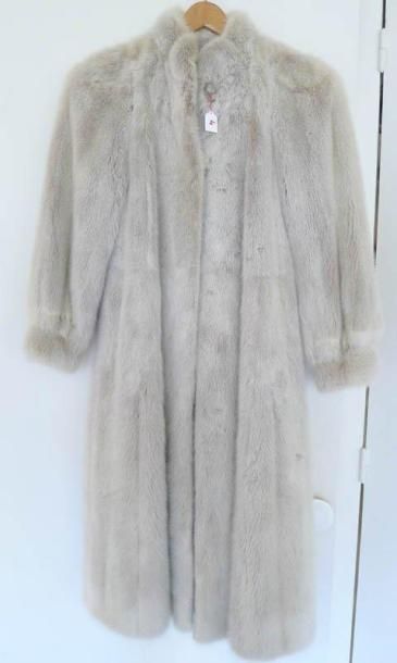 Un manteau en fourrure beige. T.40/42