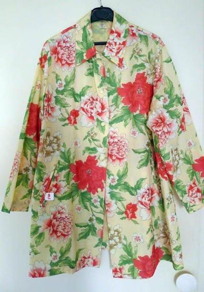 Un imperméable en coton, deux poches zippées,...