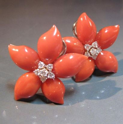 Paire de boucles d'oreilles fleurs en or...