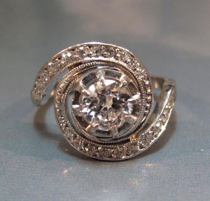 Bague tourbillon en platine, centrée d'un...