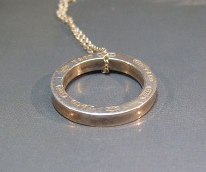 TIFFANY & CO
Chaîne et pendentif disque en...