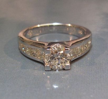 Bague en or gris 18 K centrée d'un diamant...