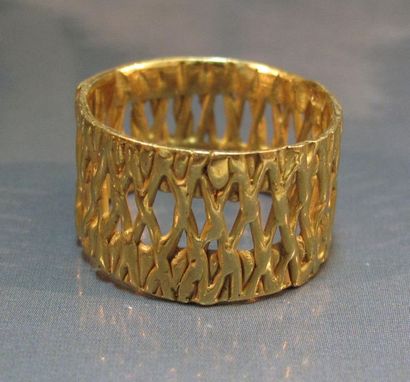 Anneau en or jaune 18 K ciselé. 8 g. TDD...