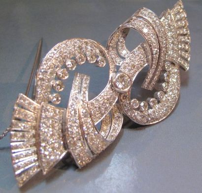 Broche double volute en platine et or gris...