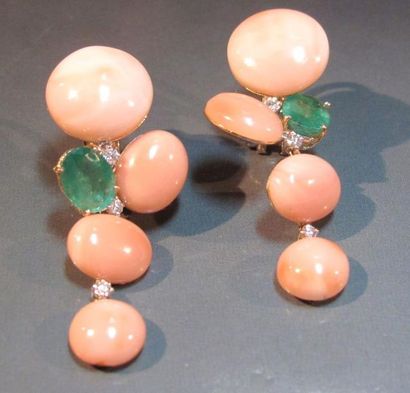 Paire de pendants d'oreilles en or 18 K sertis...