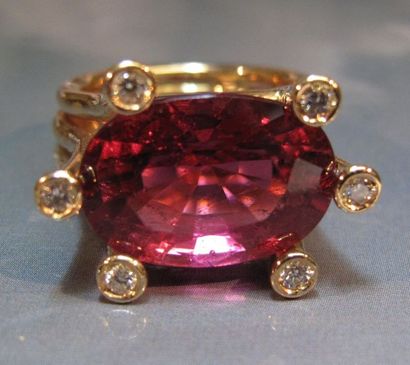 Bague en or jaune 18 K centrée d'une tourmaline...