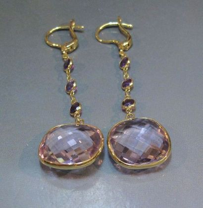 Paire de pendants d'oreilles en or jaune...