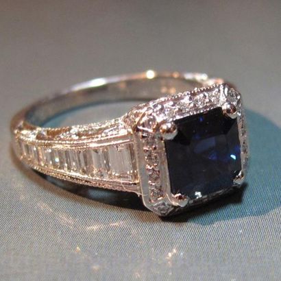 Bague en or gris 14 K centrée d'un saphir...
