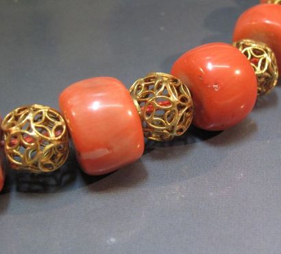 Collier formé de boules de corail teinté...