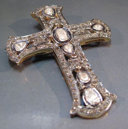 Croix en argent, sertie de diamants taillés...