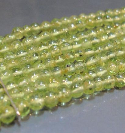 Collier huit rangs de boules de péridot