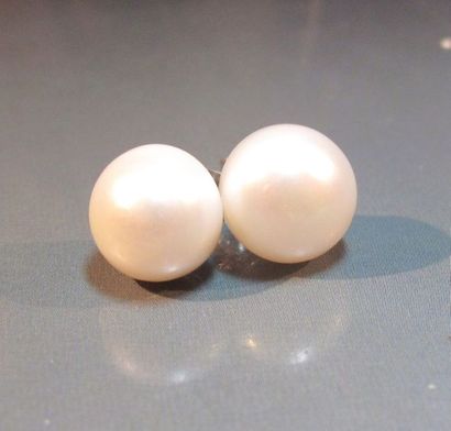 paire de boucles d'oreilles serties de grosses...