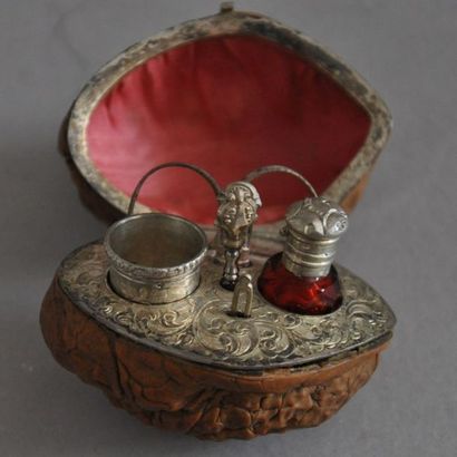 Petit nécessaire à couture en argent et métal,...
