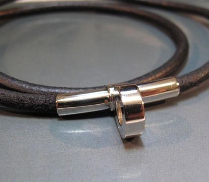 HERMES
Collier quitte ou double en cuir noir...