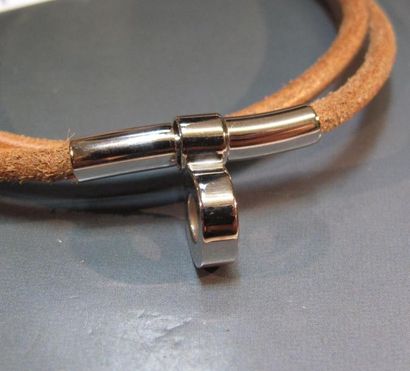 HERMES
Collier quitte ou double en cuir naturel...