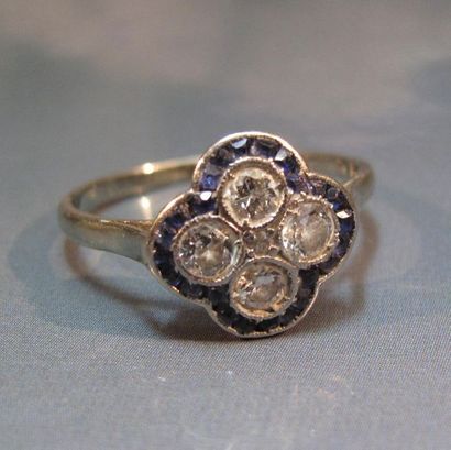 Bague en platine et or gris 18 K à chaton...